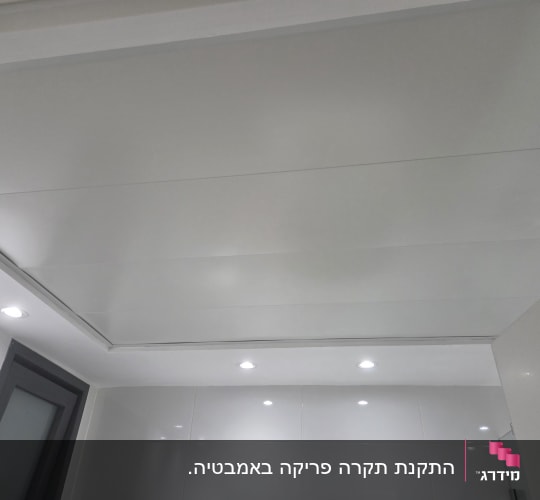 תקרת גבס עם תאורה שקועה